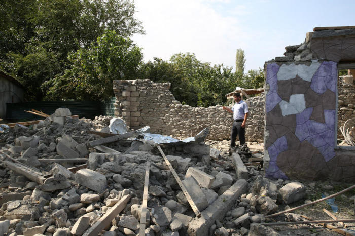 Ein Mann steht in der Nähe eines Hauses, das durch angeblichen armenischen Beschuss in der Stadt Tatar zerstört wurde. Foto: epa/Stringer