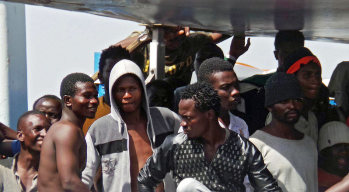 Neu eingetroffene Migranten im Hafen von Brindisi, Italien. Foto: epa/