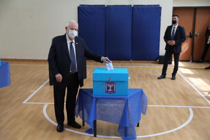 Israelischer Präsident Reuven Rivlin gibt seine Stimme in einem Wahllokal in Jerusalem ab. Foto: epa/Abir Sultan