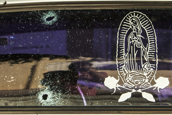 Zwei Einschusslöcher in der hinteren Windschutzscheibe eines Fahrzeuges in Culiacán (Mexiko).Foto: dpa/Rashide Frias/AP