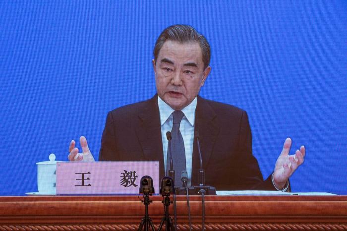 Der chinesische Außenminister Wang Yi ist auf einem Bildschirm zu sehen, wie er während einer Online-Pressekonferenz in Peking mit Reportern spricht. Foto: epa/Roman Pilipey