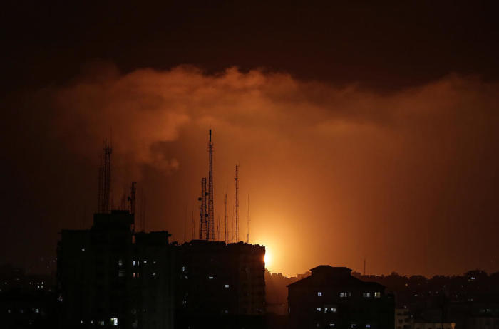 Qualm und Flammen steigen nach einem israelischen Luftangriff in Gaza-Stadt auf. Foto: epa/Mohammed Saber