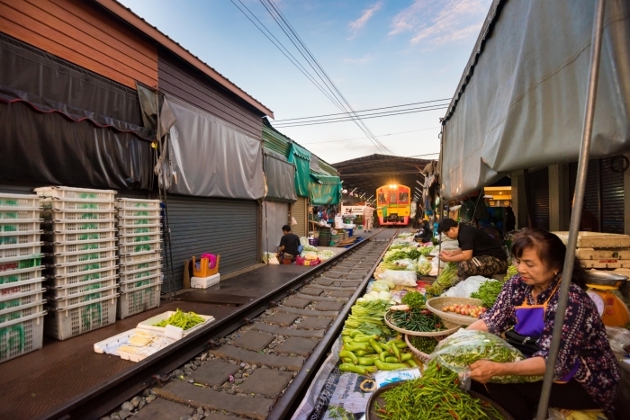 Verkäuferinnen auf dem Train Market in Samut Songkhram. Foto: Tourism Authority Of Thailand