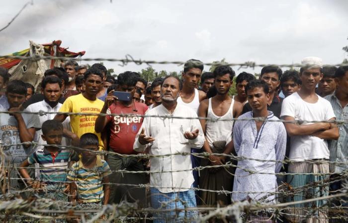 Rohingyas-Flüchtlinge versammeln sich in der Nähe des Zauns in der 