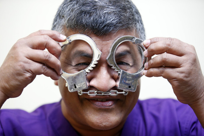Er verspottet die Regierung und setzt so die eigene Freiheit aufs Spiel: Malaysias bekanntestem politischen Karikaturisten Zunar drohen 43 Jahre Haft. Doch der Regierungskritiker knickt nicht ein. Foto: epa/Fazry Ismail