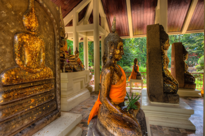 Mit viel Blattgold verzierte Buddhafiguren befinden sich im Wat Pho Bang Khla in der Provinz Chachoengsao. Die Hauptattraktion des Tempels sind jedoch unzählige Flughunde. Foto: lrwilk / Fotolia.com