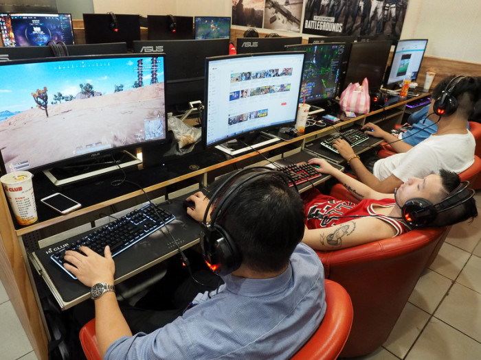 Jugendliche bei E-Gaming in einem Computercafé. Foto: epa/David Chang