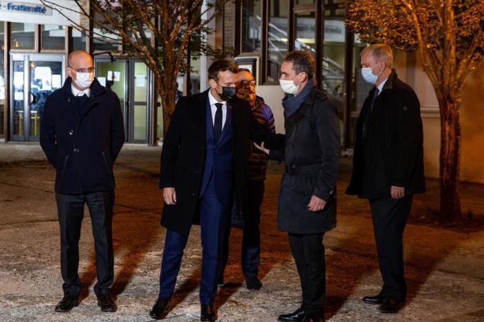 Besuch des französischen Präsidenten Emmanuel Macron nach einem Angriff, bei dem ein Lehrer geköpft wurde. Foto: epa/Abdulmonam Eassa
