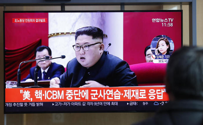 Leute verfolgen Nachrichten über den nordkoreanischen Führer Kim Jong-un und sein Moratorium für Atom- und Langstreckenraketentests . Foto: epa/Jeon Heon-kyun