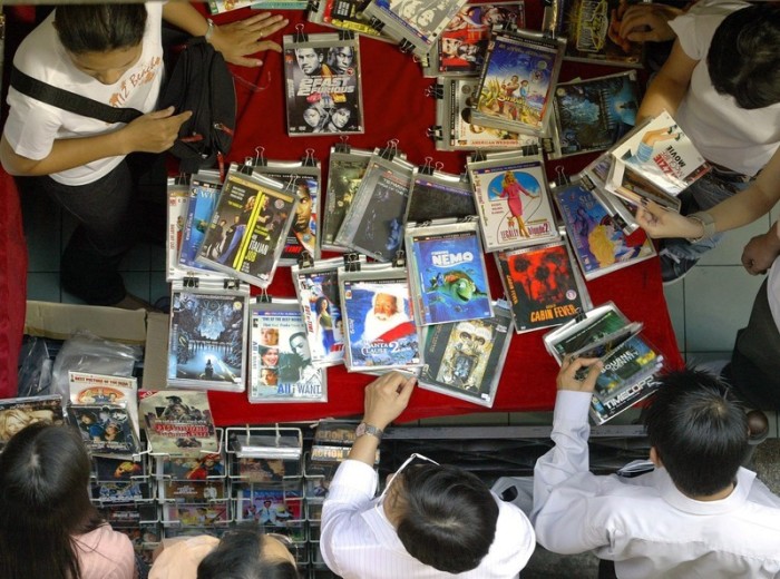 Straßenstände, an denen kopierte Waren wie DVDs angeboten werden, gehören in Thailand noch immer zum Alltag. Foto: epa/Vinai Dithajohn