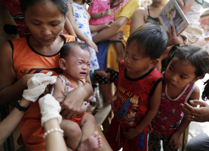 Ein Kleinkind wird auf den Philippinen gegen Masern geimpft. Foto: epa/Francis R. Malasig