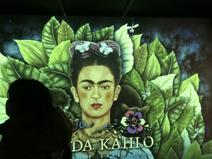 Kunstwerke der Künstlerin Frida-Kahlo werden in der «Viva Frida Kahlo»-Show von Projektoren an die Wände geworfen. Foto: Christiane Oelrich/dpa