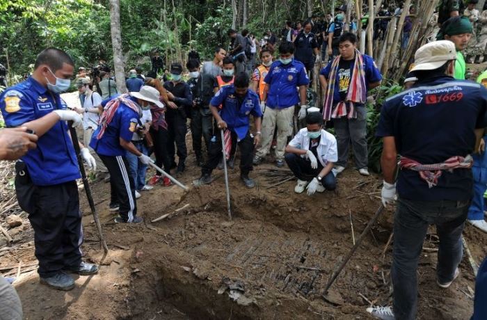 In der Nähe des thailändischen Grenzortes Sadao an der malaysischen Grenze wurden im Mai Massengräber gefunden –Flüchtlinge wurden in Camps wie Tiere gehalten und Dutzende totgeschlagen.