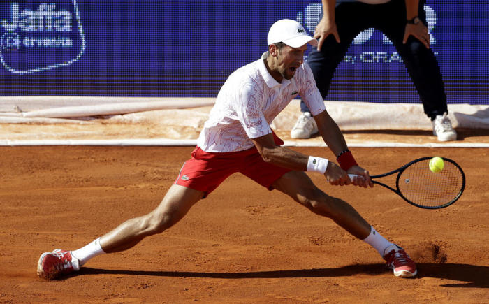 Novak Djokovic aus Serbien feiert den Sieg gegen Alexander Zverev aus Deutschland nach dem Spiel um das Tennisturnier Adria Tour in Belgrad. Foto: epa/Andrej Cukic