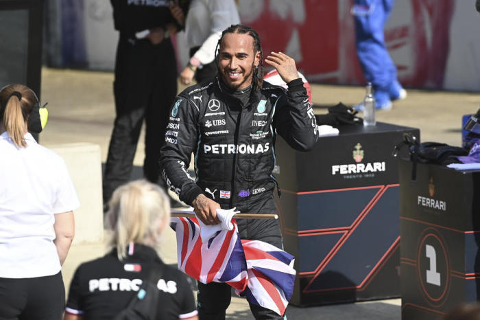 Britischer Formel-1-Pilot Lewis Hamilton von Mercedes-AMG Petronas reagiert nach seinem Sieg. Foto: epa/Andy Rain