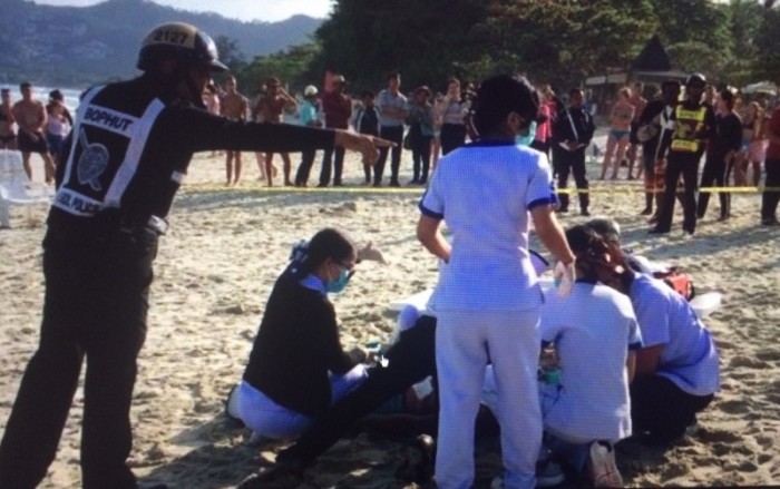 Tatortsicherung nach der Schießerei am Chaweng Beach. Hunderte von Schaulustigen säumten das Spektakel, während der 26 Jahre alte Sohn der Petcherat Familie tot im Sand liegt.