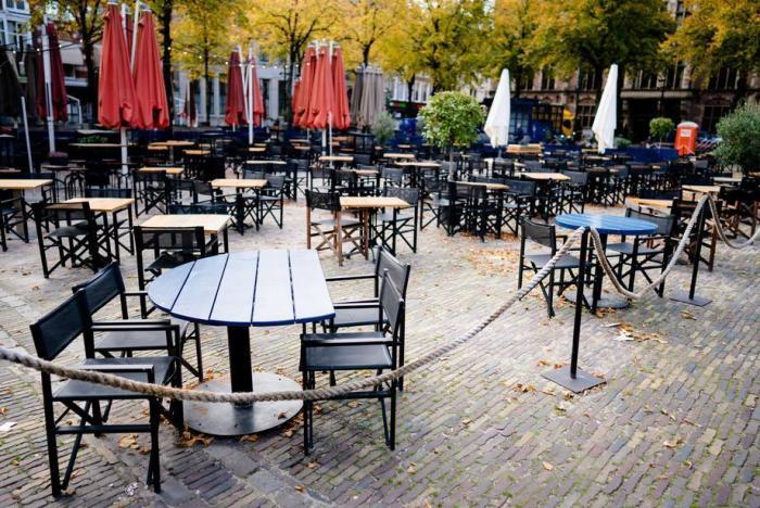Die leere Terrasse des Cafe Luden auf dem Plein in Den Haag. Foto: epa/Bart Maat