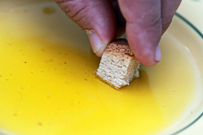 Ein Stück Brot wird in Olivenöl getunkt während des AoveSol 2017, einem großen Öl-Festival in Andalusien. Foto: Lorenzo Carnero/Zuma Wire/dpa