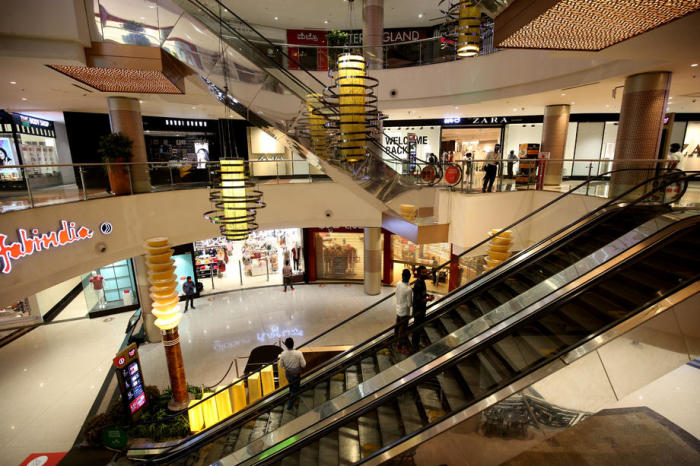 Die Menschen benutzen Rolltreppen im Einkaufszentrum Phönix, nachdem Einkaufszentren in Bangalore nach strengen Richtlinien wieder öffnen durften. Foto: epa/Jagadeesh Nv