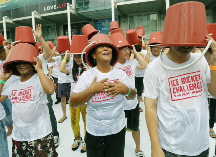 Abhisit macht mit bei der Ice Bucket Challenge