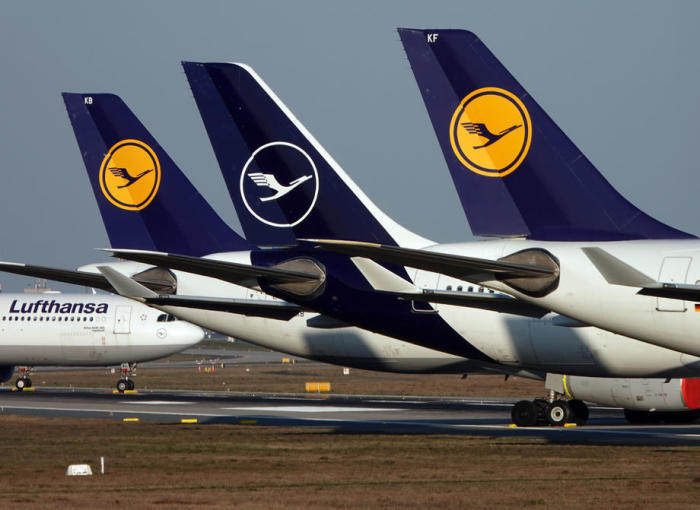 Lufthansa-Passagiermaschinen, die auf der Nordbahn des Frankfurter Flughafens in Frankfurt geparkt sind. Foto: epa/Mauritz Antin