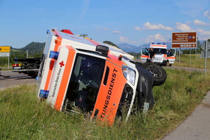 Ein Rettungswagen liegt neben einer Straße auf der Seite. Foto: Thomas Pöppel/Dpa