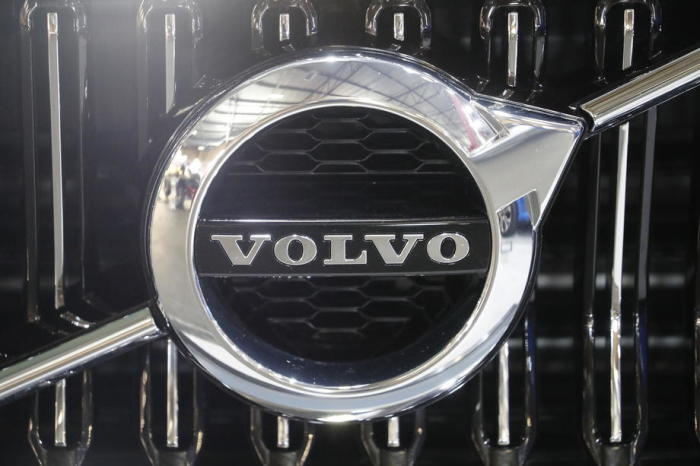 Das Logo von Volvo auf einem Fahrzeug, das während der Internationalen Automobilausstellung Auto 2021 in Riga gezeigt wird. Foto: epa/Toms Kalnins
