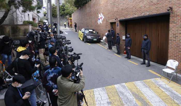 Journalisten warten auf den wartenden ehemaligen südkoreanischen Präsidenten Lee Myung-bak vor dem Haus des ehemaligen Präsidenten in Seoul. Foto: epa/Kim Chul-soo