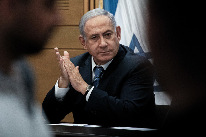 Benjamin Netanjahu, Premierminister von Israel, gibt vor dem Likud-Parteitreffen im Parlament eine Erklärung ab. Foto: Ilia Yefimovich/Dpa