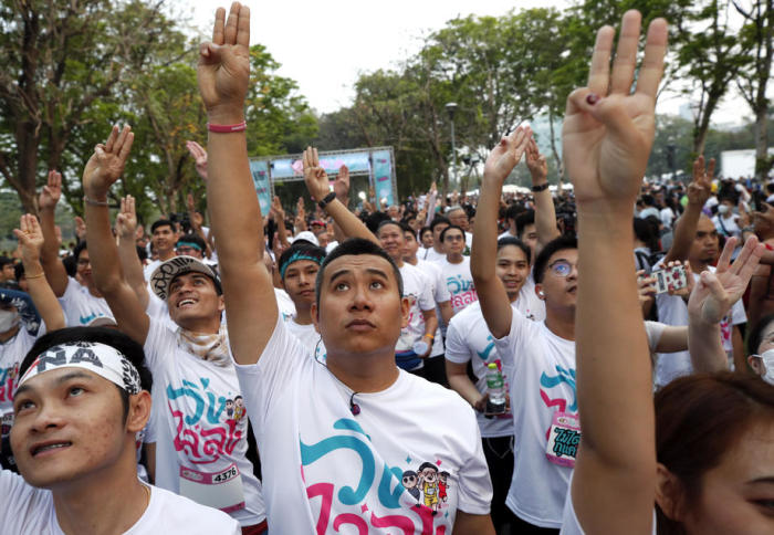 Teilnehmer der regierungskritischen Lauf-Demo «Run Against Dictatorship» in Bangkok. Foto: epa/Rungroj Yongrit