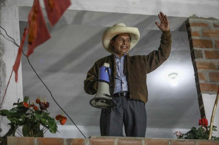 Pedro Castillo, peruanischer Präsidentschaftskandidat, spricht zu seinen Anhängern, als er die Ergebnisse der Exit Polls erfährt, in Tacabamba. Foto: epa/Stringer