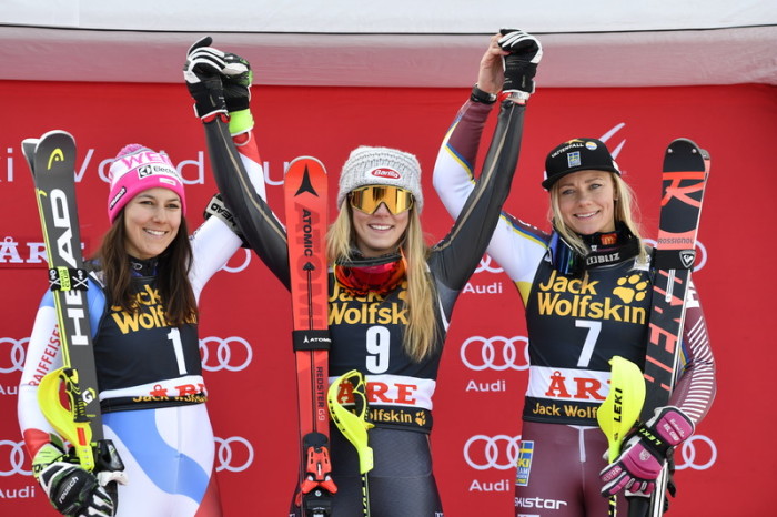 Frauen-Slalom-Weltcup (l-r) 2. Wendy Holdener, Schweiz, Siegerin Mikaela Shiffrin aus den USA und 3. Frida Hansdotter aus Schweden stehen auf dem Podest. Foto: epa/Pontus Lundahl