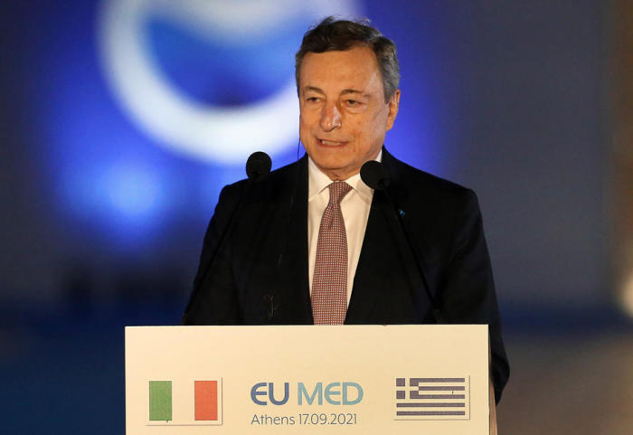 Mario Draghi, Ministerpräsident von Italien, gibt während des EUMed9-Gipfels in Athen Erklärungen ab. Foto: epa/Orestis Panagiotou