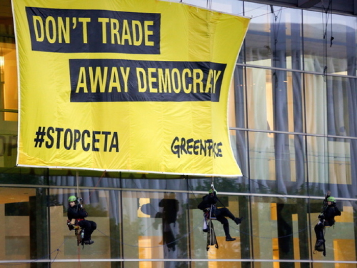 Ceta steht auf der Kippe. Drei EU-Länder haben noch immer Probleme mit dem Freihandelsabkommen mit Kanada. Nun tickt die Uhr. Foto: epa/Julien Warnand