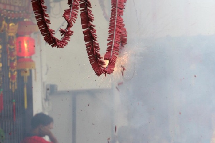 Knallende Feuerwerkskörper sind vom chinesischen Neujahrsfest nicht wegzudenken. Bei unsachgemäßen Gebrauch steigt jedoch die Unfallgefahr. Foto: PR Pattaya