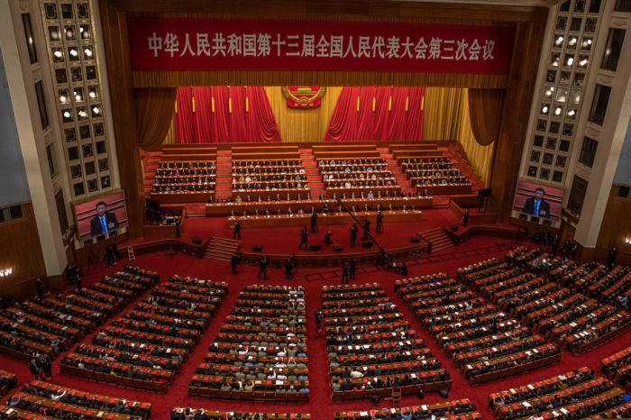 Der chinesische Präsident Xi Jinping ist auf zwei großen Bildschirmen zu sehen, während die Delegierten an der Abschlusszeremonie der dritten Sitzung des 13. Nationalen Volkskongresses (NPC) ... Foto: epa/Roman Pilipey |||foto: epa/ Roman Pilipey