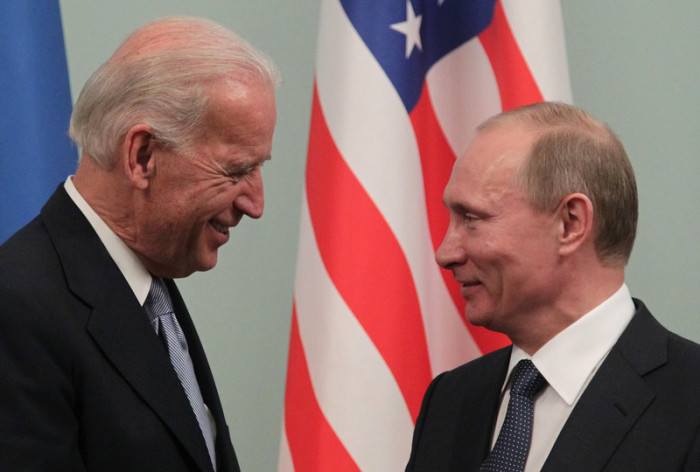 U.S.-Präsident Joe Biden (L) spricht mit dem russischen Premierminister Wladimir Putin (R). Foto: epa/Maxim Shipenkov