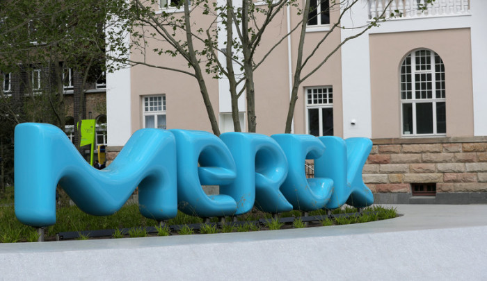 Das Merck-Logo befindet sich außerhalb des Pharmaunternehmens in Darmstadt. Foto: epa/Armando Babani