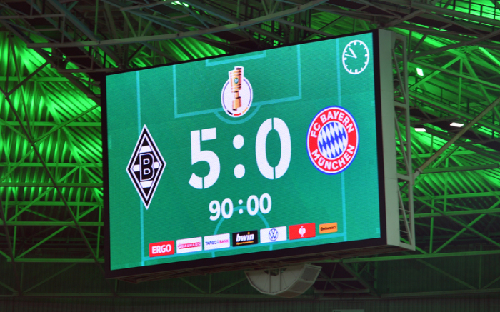 DFB-Pokal, Borussia Mönchengladbach - Bayern München, 2. Runde, Stadion im Borussia-Park. Das Endergebnis 5:0 ist auf der Anzeigentafel zu sehen. Foto: Marius Becker/dpa