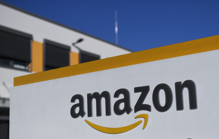 Das Logo des Online-Händlers Amazon ist am Logistikzentrum zu sehen. Foto: Ina Fassbender/Dpa