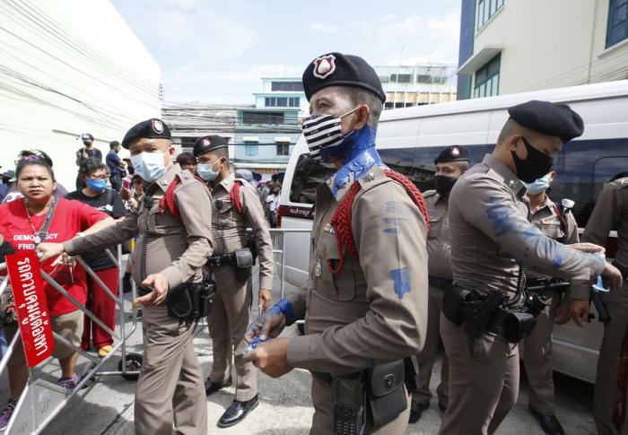Sicherheitskräfte auf einer Anti-Regierungs-Kundgebung in Bangkok. Foto: epa/Narong Sangnak