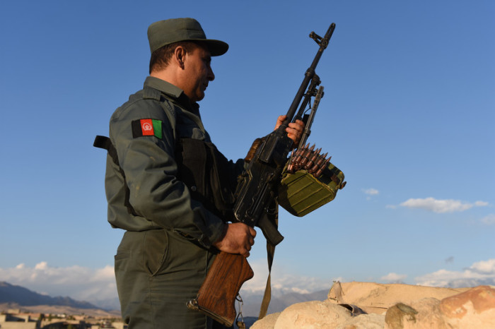 Ein afghanischer Sicherheitsbeamter sichert ein Gebiet während einer Operation gegen Taliban-Kämpfer in der Provinz Laghman. Foto: epa/Ghulamullah Habibi