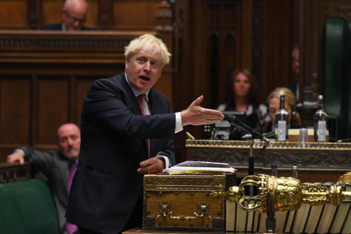 Das Parlament des Vereinigten Königreichs zeigt den britischen Premierminister Boris Johnson (L) bei seiner Rede in London. Foto: epa/Jessica Taylor