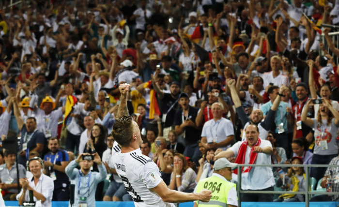 Toni Kroos feiert das Siegtor. Foto: epa/Ronald Wittek