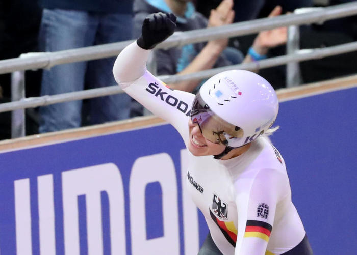 Die deutsche Emma Hinze reagiert nach ihrem Sieg im Keirin-Finale der Frauen. Foto: epa/Focke Strangmann