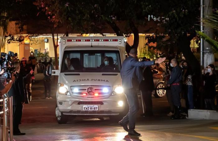 Der brasilianische Präsident Jair Bolsonaro wird mit einem Krankenwagen in das Vila Nova Star Hospital in Sao Paulo gebracht. Foto: epa/Sebastiao Moreira