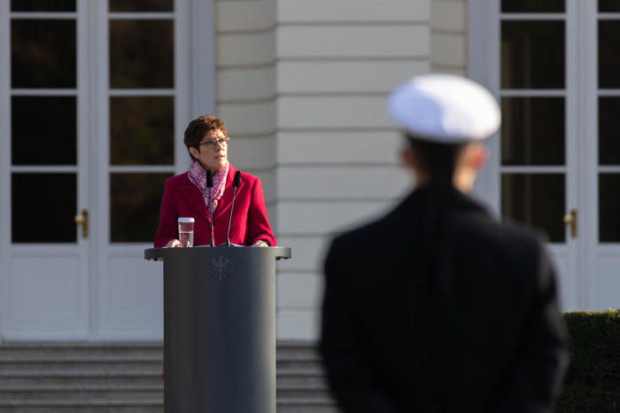 Bundesministerin Annegret Kramp-Karrenbauer hält im Rahmen einer Vereidigungszeremonie eine Rede. Foto: epa/Hayoung Jeon