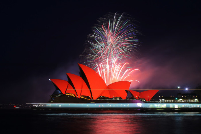 Zum chinesischen Neujahrsfest fand hinter dem Opernhaus von Sydney ein grosses Feuerwerk statt. Foto: EPA-EFE/Steven Saphore