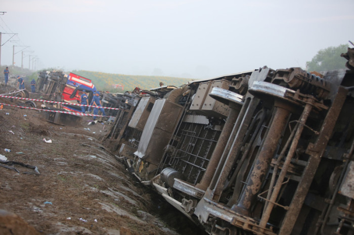 Such- und Rettungsteams arbeiten am Ort eines Zugunglücks in Tekirdağ. Foto: epa/Str