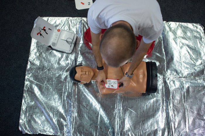 Der Rettungssanitäter Uwe zeigt in einem Raum des Deutschen Roten Kreuzes in Magdeburg anhand einer Übungspuppe den Umgang mit einem Defibrillator. Fotos: Klaus-Dietmar Gabbert/dpa-Zentralbild